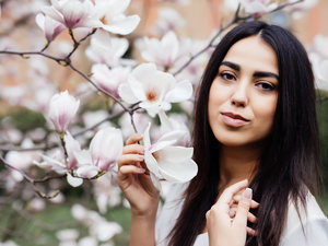 Magnolias, Women, brunette